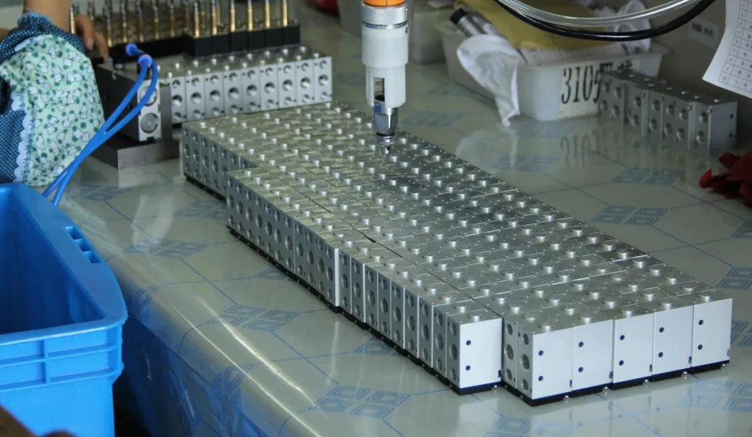 XHnotion DC24V 3 Way 2 Position G3/8" Internally Piloted Acting Type Single Electrical Control Pneumatic Solenoid Air Valve, Spool Valve 3V310-10